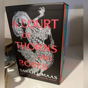 A court of thorns and roses box set by Sarah J Maas